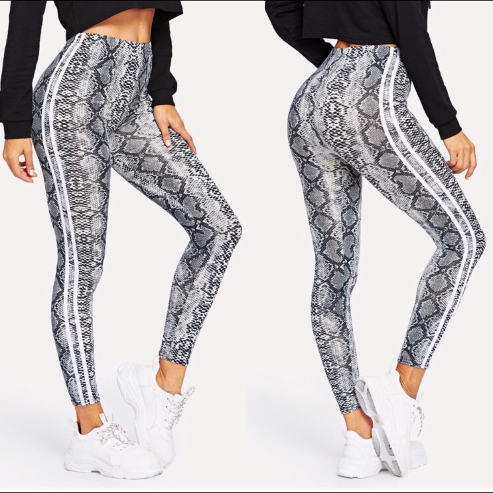 SUPER CUTE - Gray snakeskin leggings.